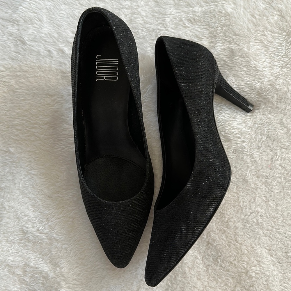 Black pumps